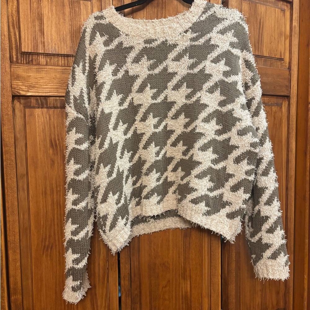 easel Houndstooth Fuzzy Crewneck Sweater in Taupe & Cream